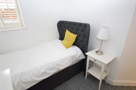 3 bedroom flat to rent - Photo 4