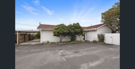 Spacious & Bright Apartment in Frankston - Photo 4