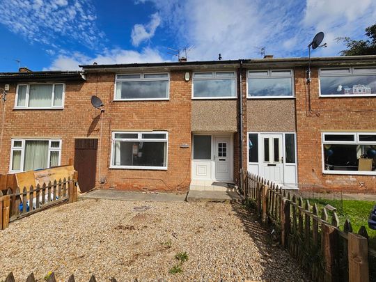 3 Bedroom Mid Terraced House - Photo 1