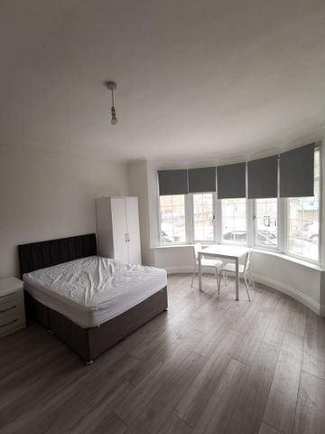 Studio to rent - Photo 2