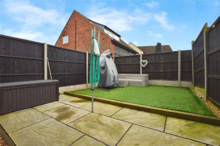 2 bedroom end of terrace house to rent - Photo 3