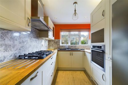 4 bedroom semi-detached house to rent - Photo 5