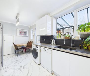 3 bedroom end of terrace house to rent - Photo 2