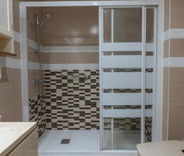 Room in a shared 5-bedroom apartment for rent in Palacio. - Photo 6