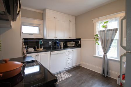 **BEAUTIFUL** 2 Bedroom Upper Unit in St. Catharines!! - Photo 5