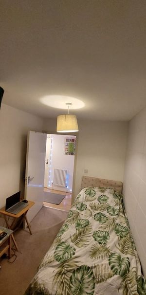 Room in a Shared Flat, Barking, IG11 - Photo 1