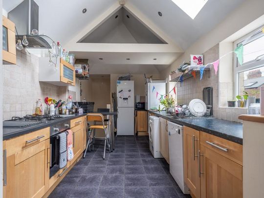 6 bedroom semi-detached house to rent - Photo 1