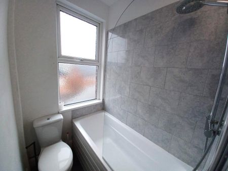 3 bedroom flat to rent - Photo 4