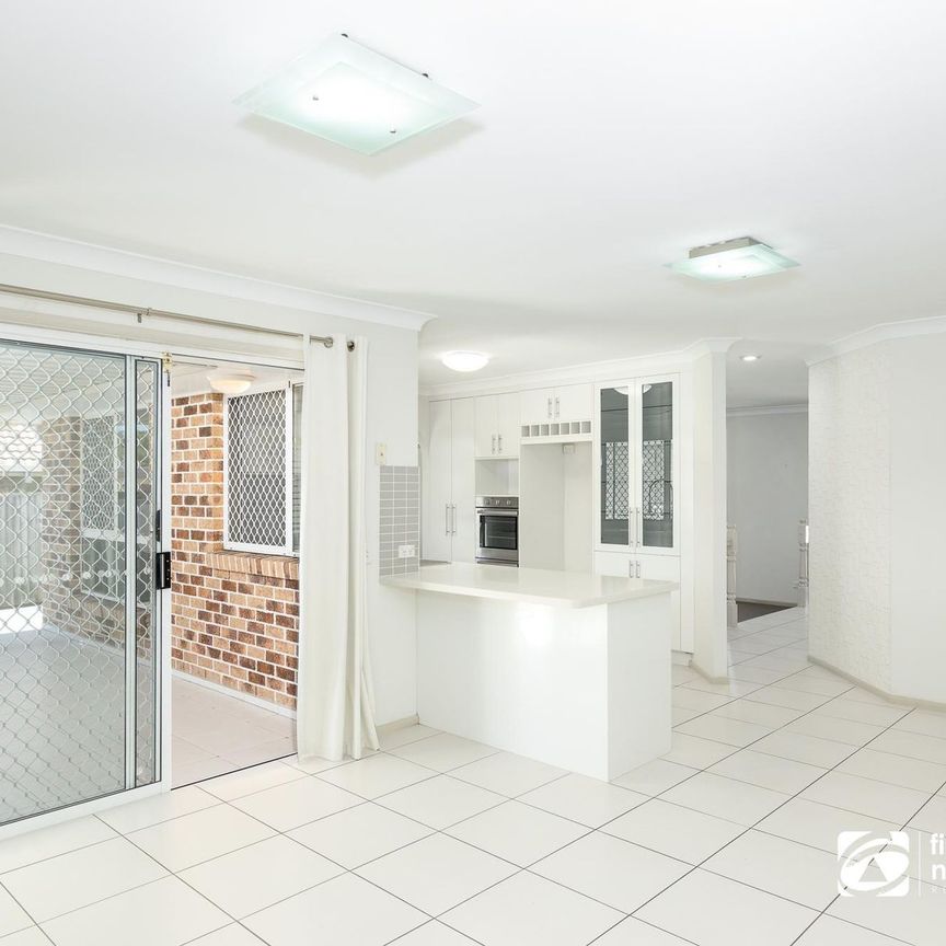 STUNNING FAMILY HOME IN ALEXANDRA HILLS - Photo 1