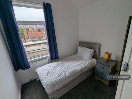 4 bedroom terraced house to rent - Photo 3