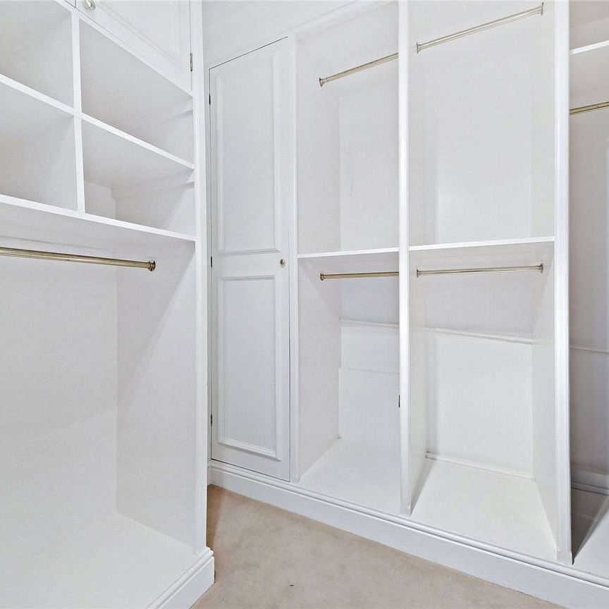 Impressive 1 bedroom period apartment, enviably located in a charming mansion block in the heart of Westminster. - Photo 1