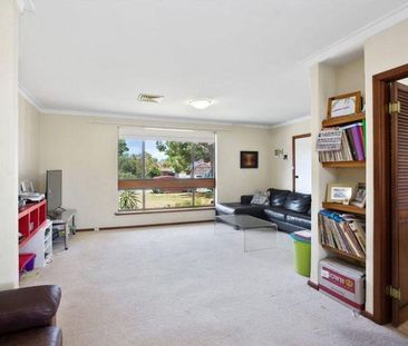 Lovely Family Home close to it all! - Photo 2