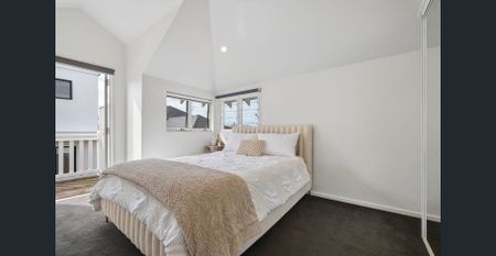 Fully Furnished Upper Duplex with Ocean Glimpses – Access via Wheeler Parade - Photo 2
