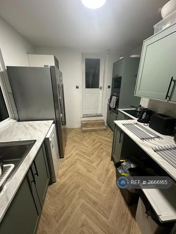 1 bedroom in a house share to rent - Photo 5