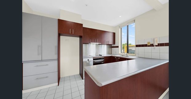 Sunlit Top-Floor Elwood Retreat with Stunning Sunset Views - Photo 1