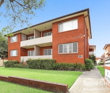 Spacious & Light-Filled 2 Bedroom Unit in Prime Location - Photo 2