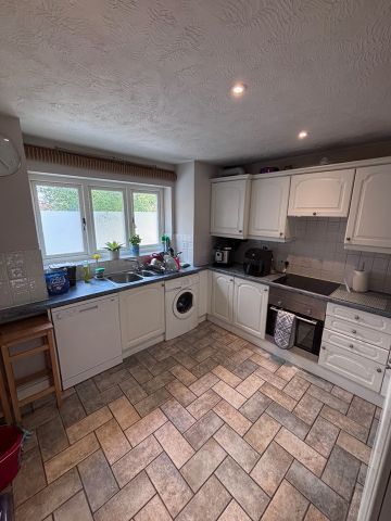 Room in a Shared House, Hardy Road, SW19 - Photo 2