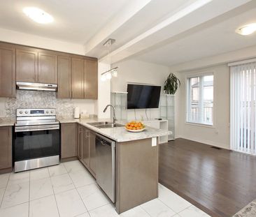 For Lease - 7 Frederick Pearson Street, East Gwillimbury, Ontario - Photo 4