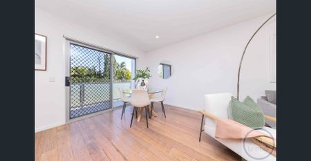 Modern 3 bedroom Townhouse Close to everything ! - Photo 4