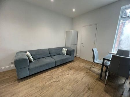 1 bedroom in a house share to rent - Photo 2