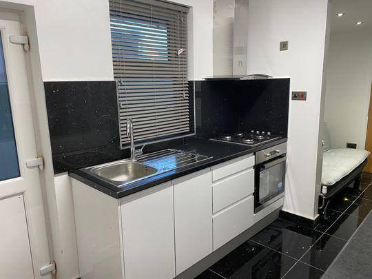 Stunning 2 Bedroom flat available all bills included – Coventry Road - Photo 1