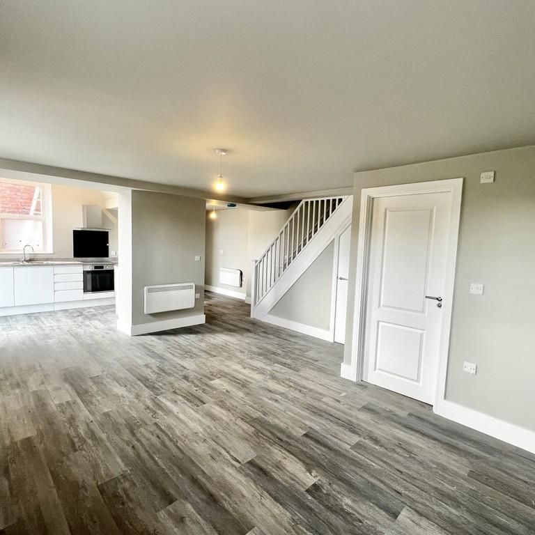 2 bedroom mews to rent - Photo 1