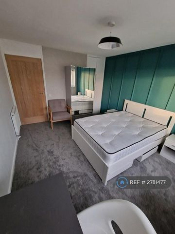 1 bedroom in a house share to rent - Photo 2