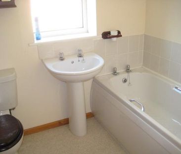 3 bedroom semi-detached house to rent - Photo 6