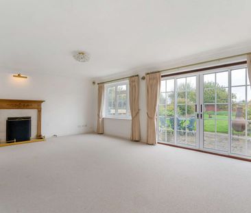 A beautifully positioned family home with far reaching views. - Photo 1