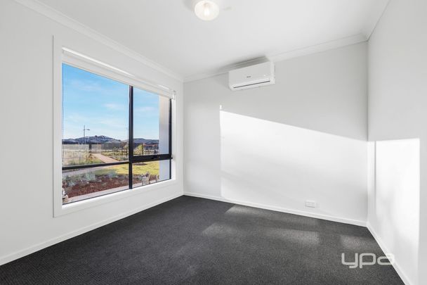 Captivating Brand-New Townhouse in Thornhill Park - Photo 1