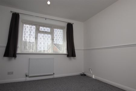2 bedroom Semi-Detached House to let - Photo 4