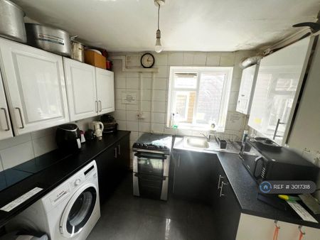 1 bedroom in a house share to rent - Photo 5
