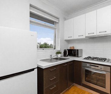 COMFORT & CONVENIENCE IN TRENDY RICHMOND LOCALE - Photo 3