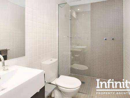 SPACIOUS SPLIT LEVEL 2 BEDROOM APARTMENT - Photo 3