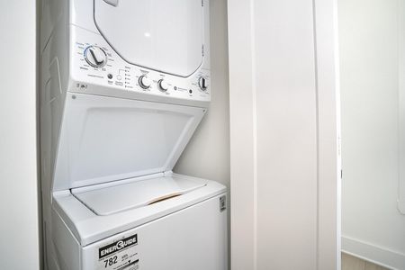 2 Bed , 1 Bath - Photo 2