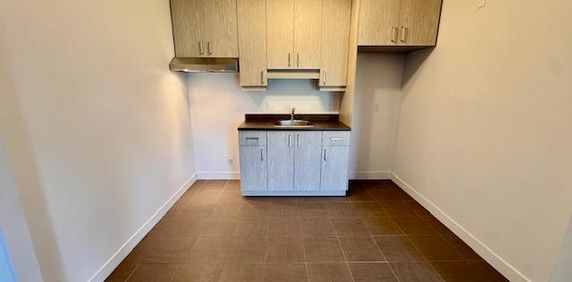 SUPERBE 3 1/2 RÉNOVÉ TOUT BÉTON - À VOIR! - Photo 2