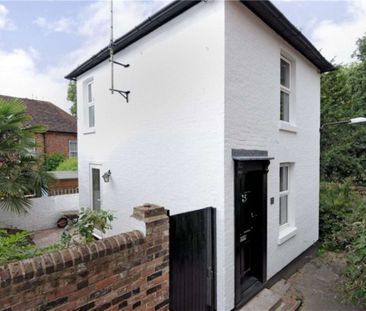 Charming two bedroom cottage with a courtyard garden located in the... - Photo 1