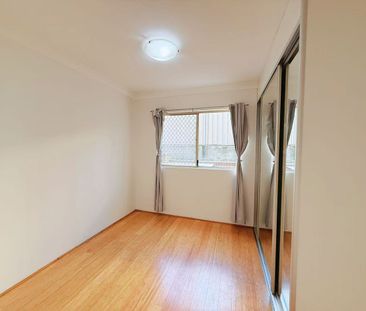Modern Low-Rise Apartment with Oversized Courtyard in Prime Location - Photo 4