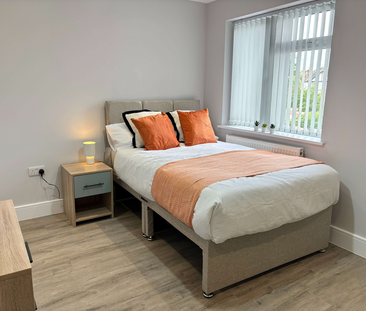 120 Seconds to the Station, 0 Seconds to Your Garden Office 🚉🌿 Room 5 - Photo 1