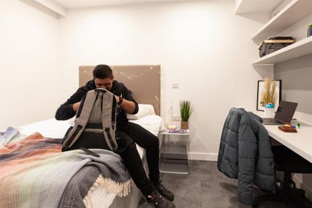 1 bedroom in a flat share to rent - Photo 2