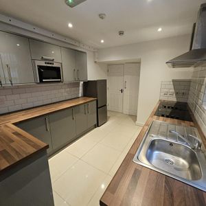 1 bedroom in a house share to rent - Photo 2