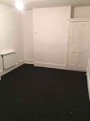 3 Bed End Terrace, Sangley Road, SE6 - Photo 2