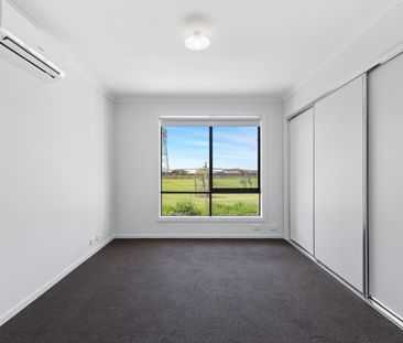 17 Sotterra Walk, Fraser Rise VIC 3336 - Photo 3