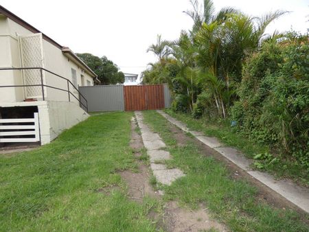 3 BEDROOM FAMILY HOME - Photo 4