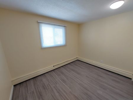 Bright 2 Bedroom Unit By Red Deer College!! - Photo 4