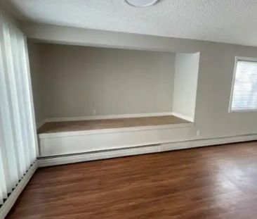 7715 159st — Bi-Level 2 Bedroom 1Bath - Photo 1