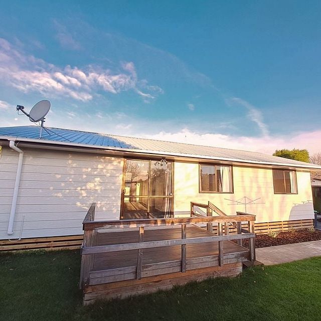 Comfy 3 Bedroom Home with Garden - Photo 1