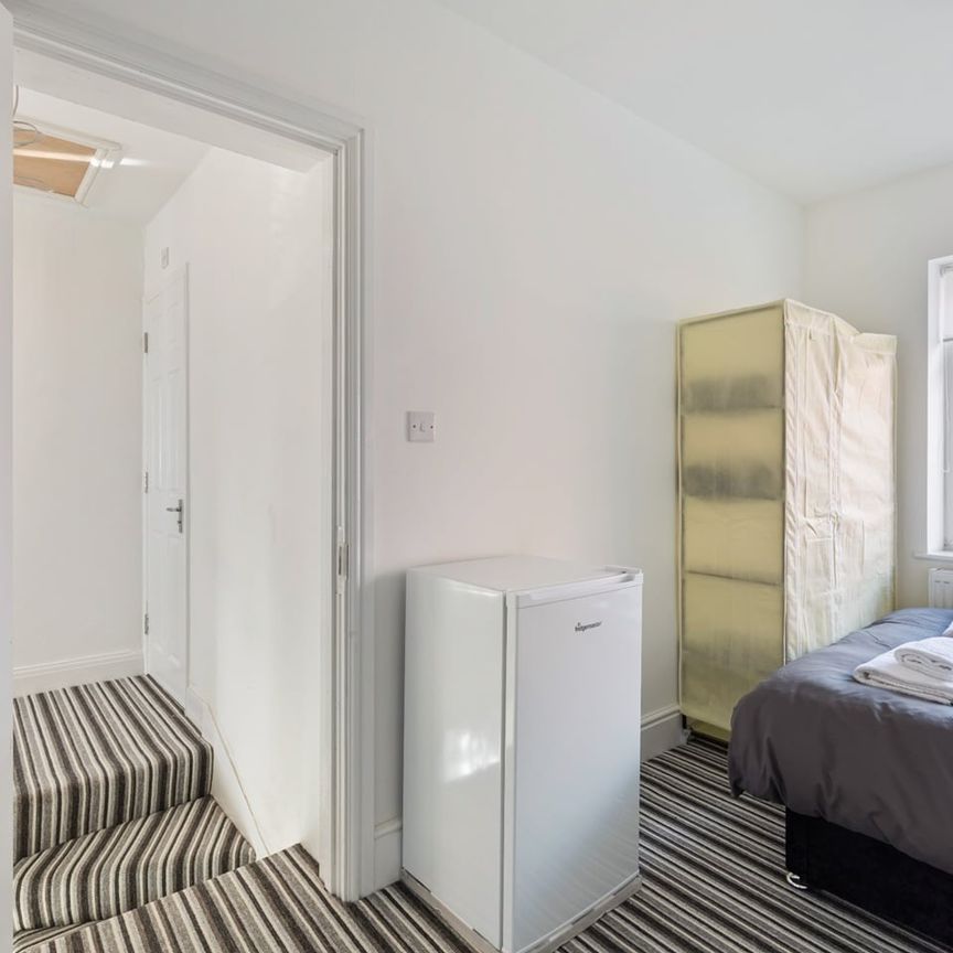 Studio Flat, Broad Walk Hounslow West, TW5 - Photo 1