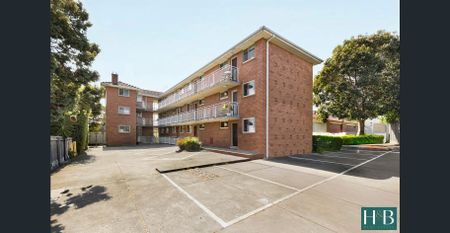 Low maintenance in highly sought-after Ascot Vale pocket! - Photo 2