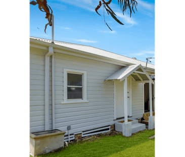 Neat, tidy 3 bed, 1 bath, beachside cottage - 12 month lease only - Photo 5